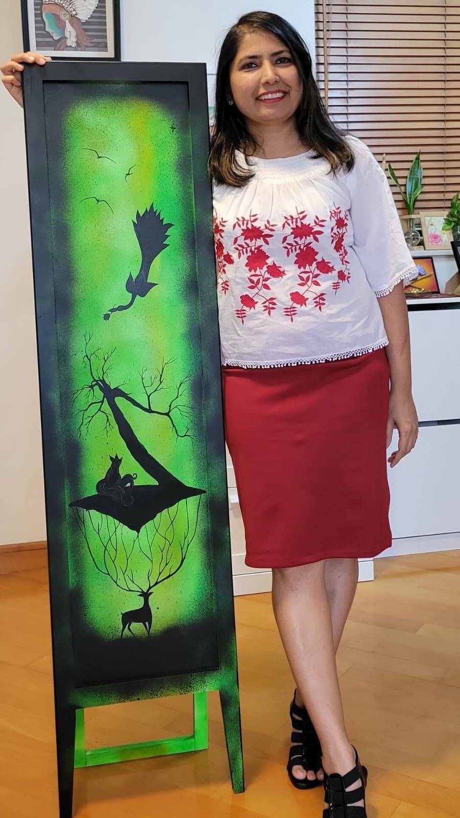 Rakhi Vashisht presenting her paintings